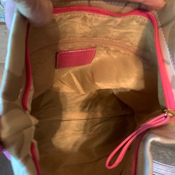 COACH SIGNATURE, Cloth handbag with Pink leather strap and trim. COACH EMBLEM. - Picture 5 of 10